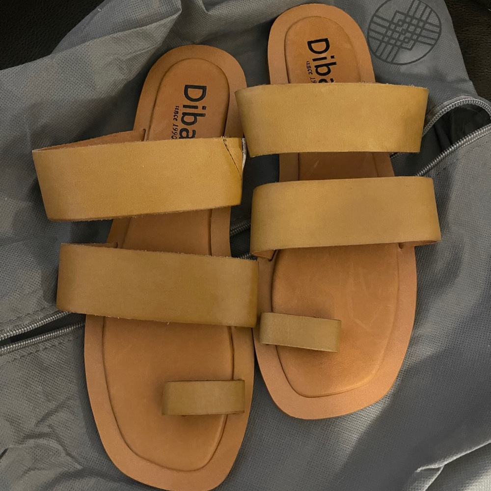 NWOT Diba Sandels Size 10